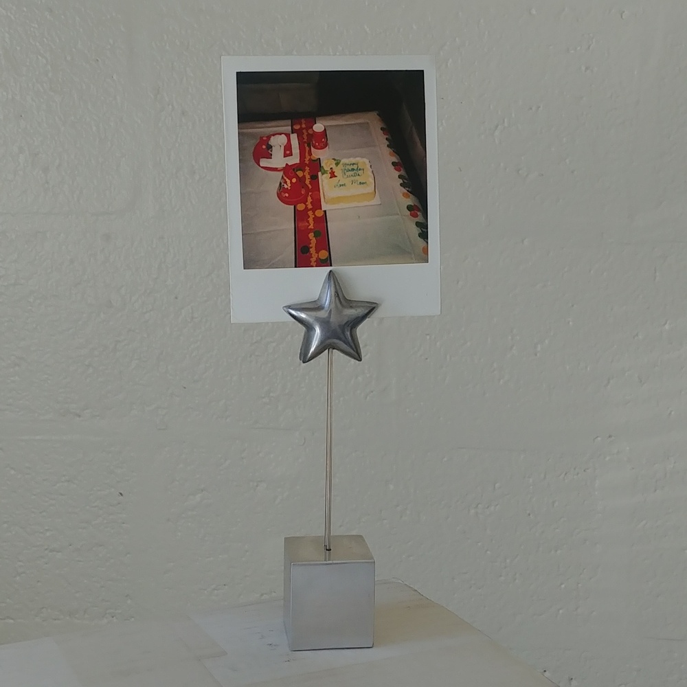 Magnetic picture holder